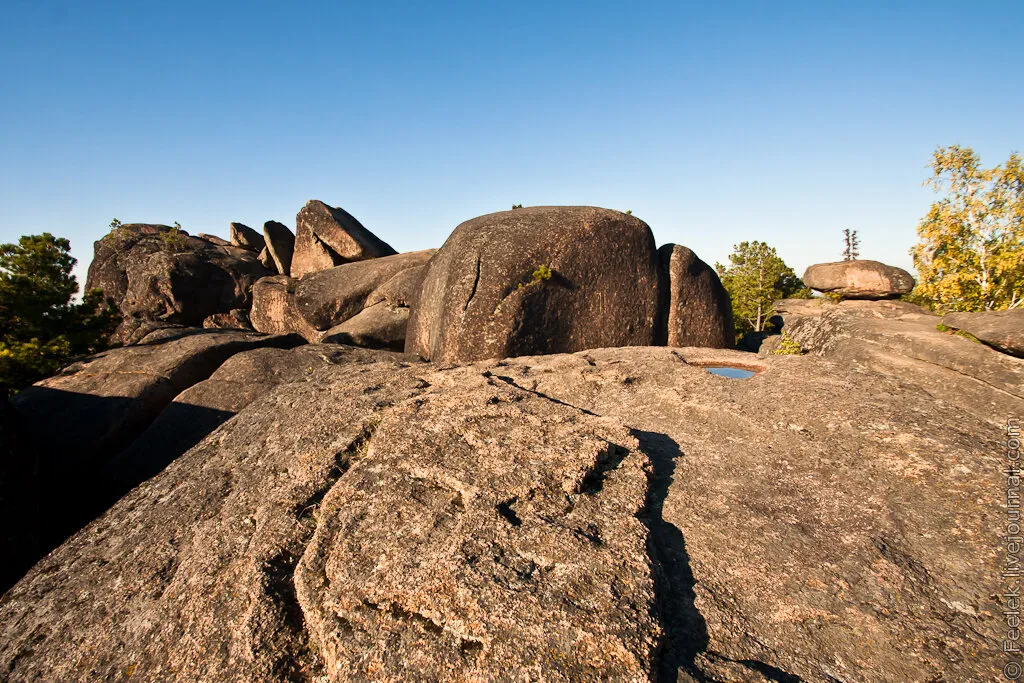 Большой камень скала. Одинокая каменная глыба. Глыба. Одинокая каменная глыба. Большие камни.