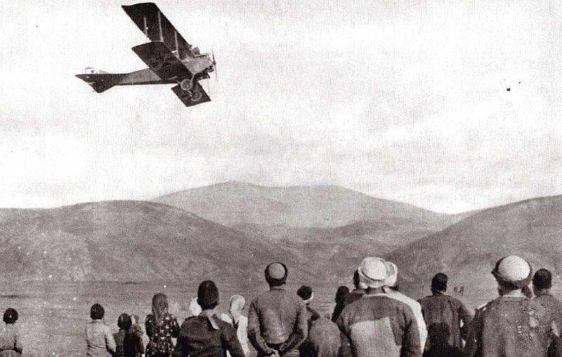  На фото: аэроплан над Балканами