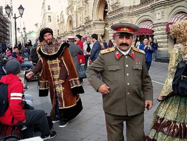 Цари не любят коммунистов.