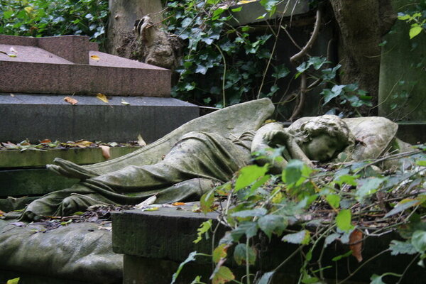 Самая известная мистическая история о вампирах Хайгейтского кладбища в Лондоне