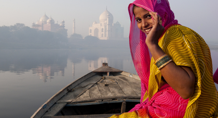 Индианка на фоне Тадж-Махала.