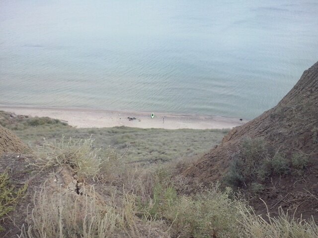 Берег крут, но и пляж пустынен. 