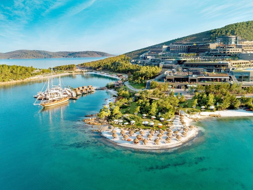 Вид на отель с моря