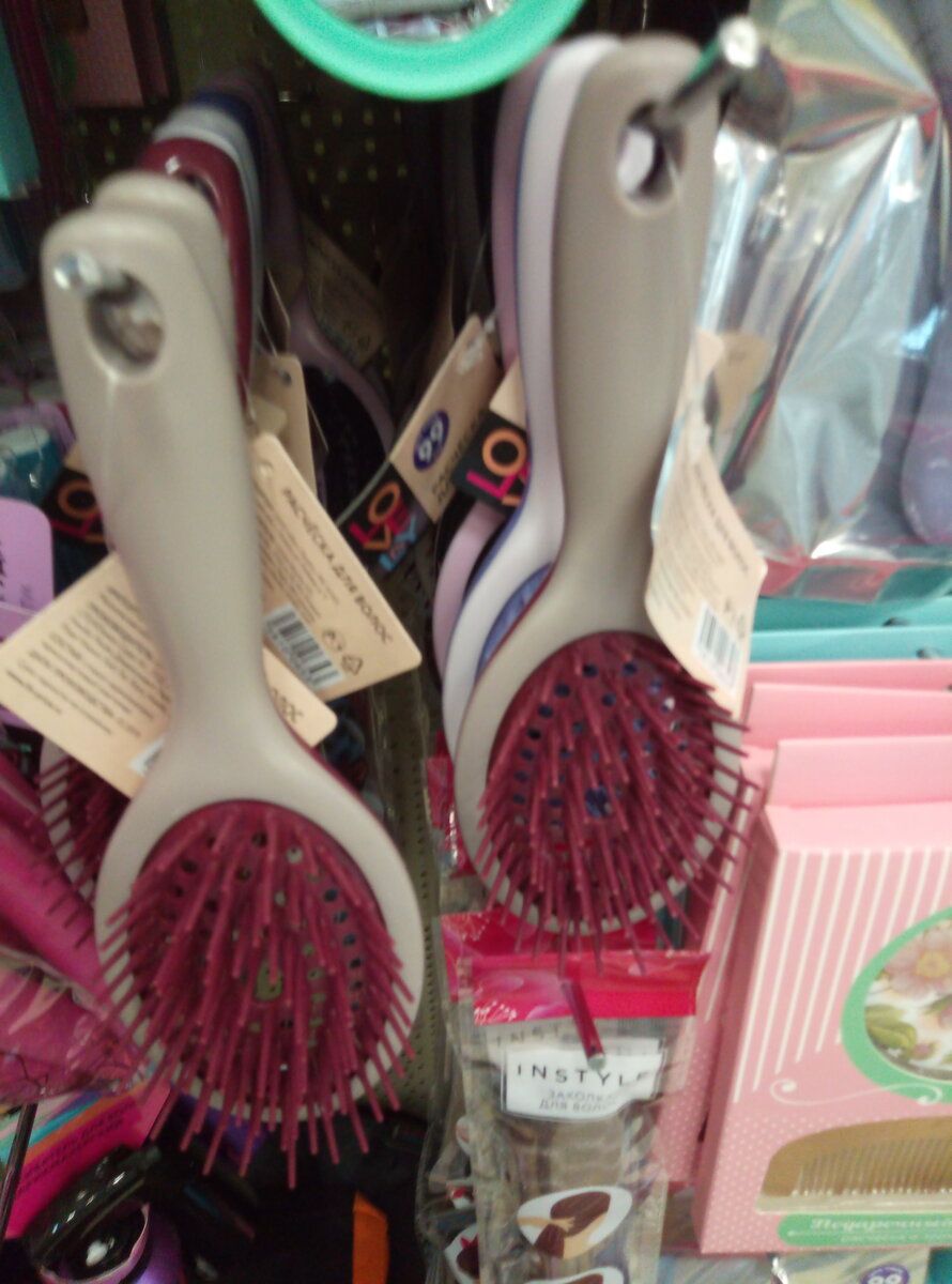 Вот такие расчески появились, цена 99 рублей, очень лёгкие) 