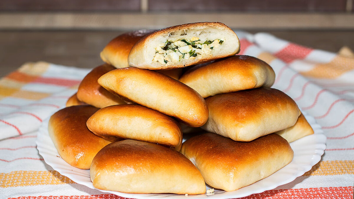 Пироженки на дрожжевом тесте. Домашняя выпечка пирожки. Пироги с капустой из дрожжевого теста в духовке. Пирожки с картошкой. Домашние пирожки.