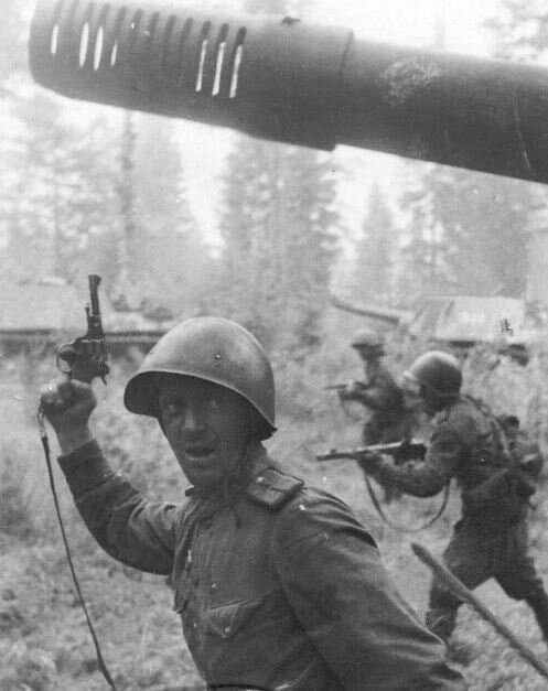 Командир ведёт бойцов в атаку. Судя по концентрации Су-152, кричи-не кричи, там попросту ничего не может быть слышно.