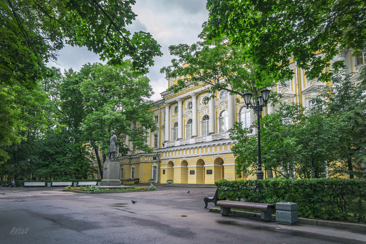 Институт герцена. Дворец графа Разумовского в Санкт-Петербурге. РГПУ им Герцена. Герценовский университет в Санкт-Петербурге. Институт Герцена СПБ.