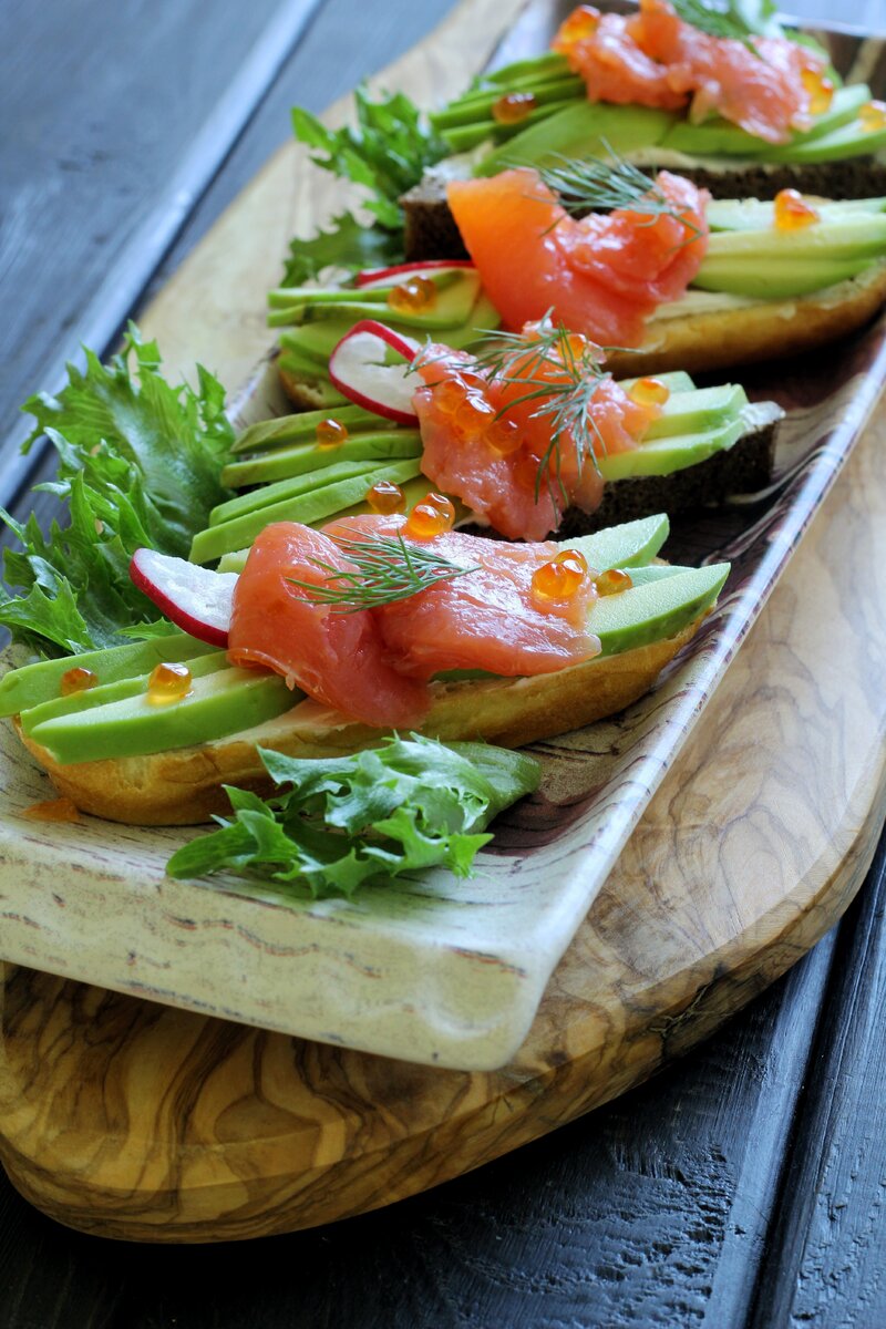 🥑Бутерброды с форелью и авокадо 🥑" 
Рецепт:
Чёрный хлебушек(можно белый, но с чёрным вкуснее) намазываем творожным сыром, сверху укладываем красиво авокадо, слабосоленую форель и кусочек редиски. Украшаем зеленью и красной икрой.🤩😉Раньше не понимала вкус авокадо, а оказывается это очень даже вкусно😍особенно с рыбкой и икрой 😂