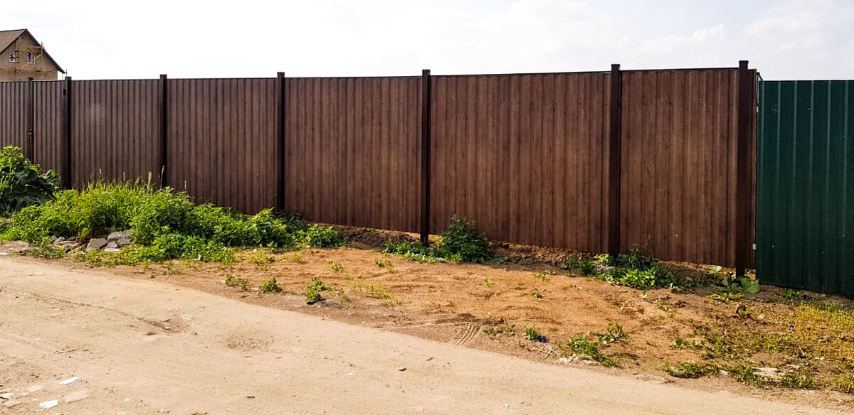 Забор из профнастила.