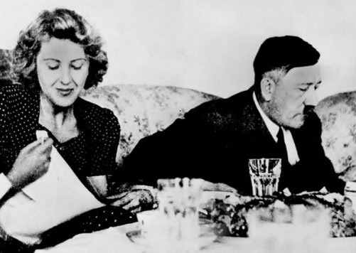  25. Гитлер женился на Еве Браун (Eva Braun) и покончил с собой на следующий день

На протяжении многих лет Гитлер отказывался жениться на Браун из-за страха того, как это повлияет на его имидж. Тем не менее, он решил это сделать, когда немцам сулило поражение. Гитлер и Браун поженились в ходе гражданской церемонии. На следующий день были обнаружены их тела. Гитлер застрелился, а Браун умерла от капсулы с цианидом.
