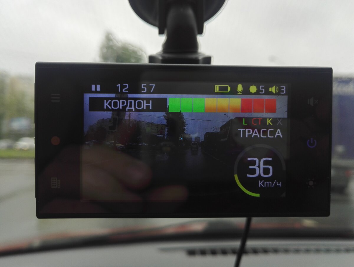 Водитель больше доверяет прибору, если видит на дисплее не абстрактный "К-диапазон", который может идти откуда угодно, а название конкретного радара. И ошибок у сигнатурных моделей действительно стало меньше.