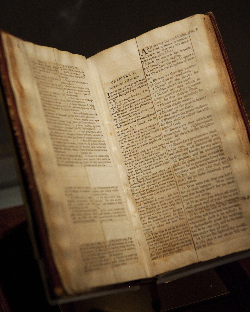 Библия, собранная Томасом Джефферсоном из четырех разных переводов, выставлена в Смитсоновском национальном музее американской истории