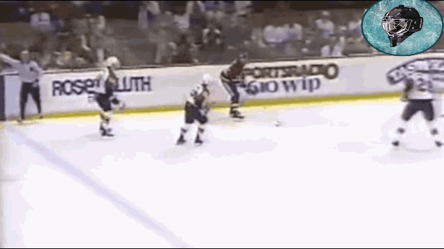 ярость, безумие, гнев. Посмотрите на блин в правой руке.