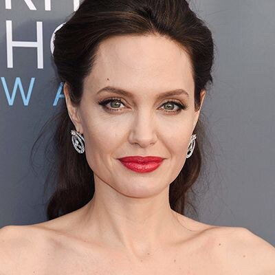 Голливудская колдунья Анджелина Джоли отмечает ДР. Три жизни за 39 лет