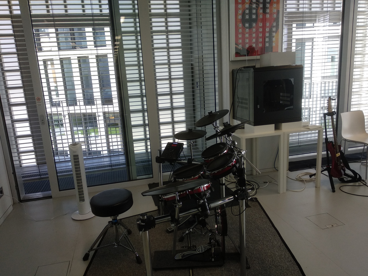 Все электронный инструменты подключены к микшеру, который подключен к передатчику: музыку можно послушать в беспроводных наушниках, которые тут же в тихой комнате.