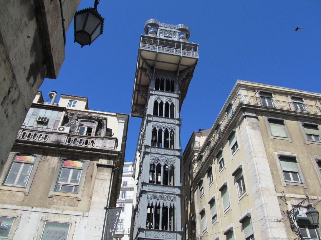 По пути вам попадется белоснежный Храм Санта-Энграсия, построенный 300 лет назад, замок святого Георгия, где в XV веке праздновали триумфальное возвращение Васко да Гама из путешествия в Индию, и живописная Базилика Эштрела.

Кроме старинных построек вы увидите квартал Байша с его фешенебельной улицей Аугушта — аналогом Елисейских полей в Париже (за Chanel и Louis Vuitton смело отправляйтесь сюда). Также обратите внимание на квартал Шиаду, где находятся одни из самых красивых домов в Лиссабоне.

По ходу следования трамвая вам попадется лифт Санта-Жушта, который соединяет две части города — верхнюю и нижнюю. Вы только вдумайтесь — мост, соединяющий районы города!

Конструкция следует от Золотой улицы до площади Карму, а высота подъема составляет 32 метра. Наш редактор, будучи в Лиссабоне, лифтом так и не воспользовалась (так как любит кардио), но для полноты впечатлений прокатиться все-таки стоит.