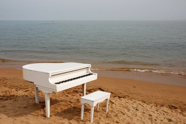  Всегда это - НО..
 Моя мама была левшой - Я не помню, чтобы она что-то умела делать!!! Наоборот, она всегда удивлялась, если что-либо получалось у меня...
Левша была моя подруга Лариска..- И у нее не было ничего замечательно творческого в характере и в делах.Правда, она в конце концов оказалась подвержена шизофрении.
Левша - я - ну обо мне вообще разговор короткий.. какие-то способности были - но где я, а где эти способности..
Левша - Сашка Горышин. Из него получился ВОР. Но вор плохой, потому что из тюрем не вылезает.  Совершенно по"Джентельменам удачи" - Украл - выпил в тюрьму! Ему 31, впервые назвали вором в 11 лет..  Творческий   подход к "украсть"?
Левша - Иван, муж Риты. Хорошо умел работать.. Очень хорошо.. Но можно ли назвать это творчеством, наверно, можно. Он подходил к любой работе не так, как остальные мужики. Спился до состояния деградации.. Замерз в нетопленом доме  зимой по пьяному состоянию.
Принято считать творчеством то, что имеет отношение к искусству.. - прямо или опосредовано, поэт, писатель, музыкант, артист, художник..
НО - из людей в детстве умеют рисовать на сто детей - 80 рисовальщиков.. Тогда как на сто человек музыкальных - лишь один имеет отличный музыкальный слух.. При этом совсем не обязательно он умеет одну ноту присоединить к другой.. И опять-таки  кто знает, левша он, или правша
Творчество в человеке - не равноценно таланту..??? Или я вообще здесь напрасно их объединила в отрицательный тандем?
Что же такое обладать творческим характером...
Подумала и пошла посмотреть в википедии. Почитала - интересно. Главное в творческом человеке - увидеть на старом месте новое расширение... Вот так примерно..Любопытство - желание посмотреть,  а что там  за горизонтом моря...
 