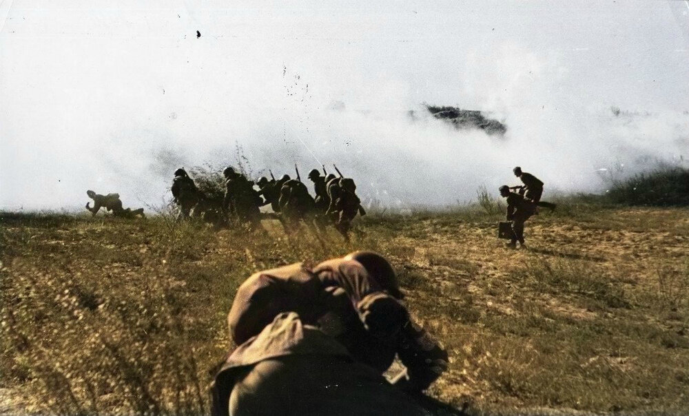 Расчет советской 45-мм противотанковой пушки 53-К меняет позицию во время боев на подступах к Сталинграду. Август 1942 г. Автор: Георгий Зельма. Фотография использована в качестве иллюстрации.