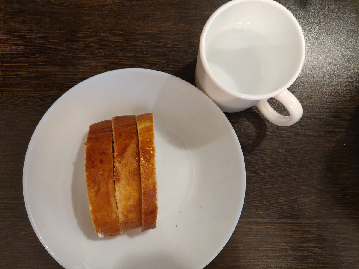 Хлеб замочите в молоке или воде.