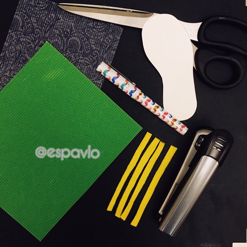 гофрированный картон (или обычный), кусочек ткани (например, фетр, можно заменить лентой), степлер, ножницы