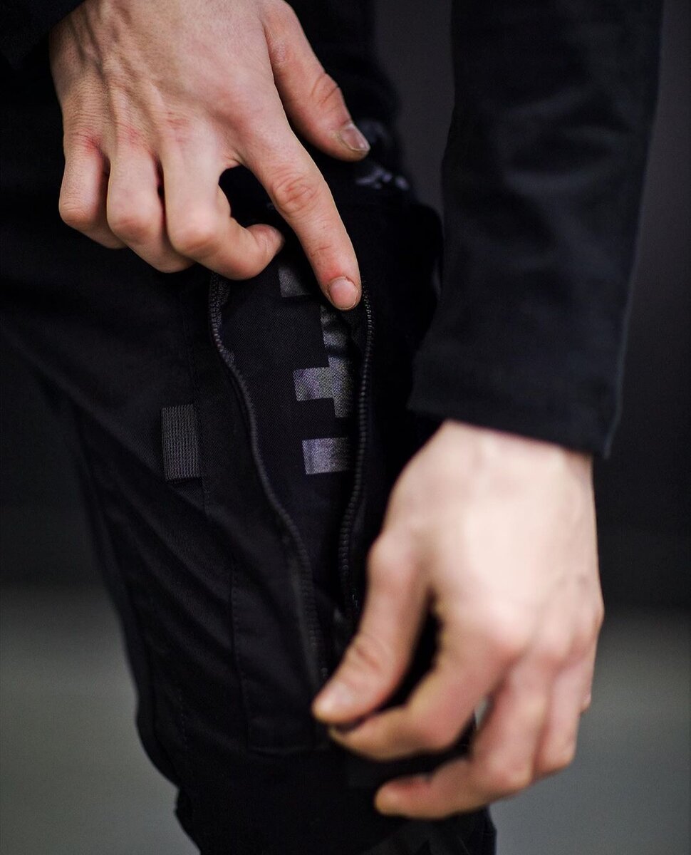 Джоггеры с молниями по бокам