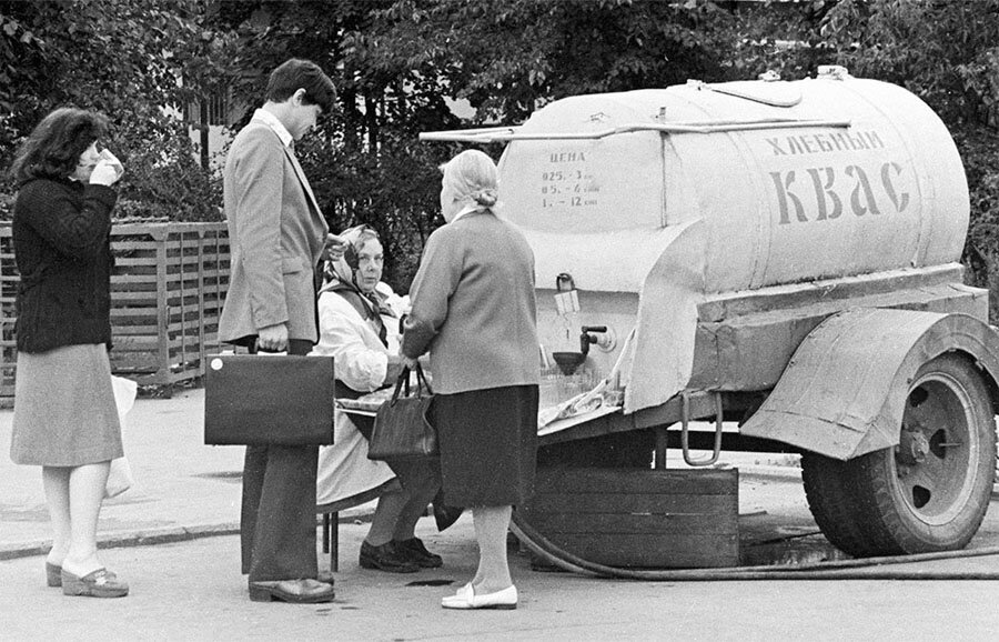 Фото с молочной бочкой не нашла, но эта фотография очень похожа и даёт полное представление о процессе. Фото В. Загумённова/РИА Новости.