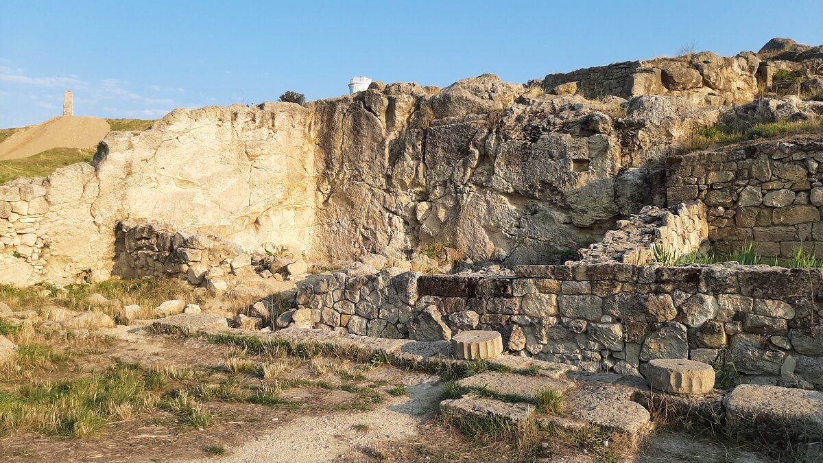 Самый старый город в россии керчь. Крым керчь крепость еникале. Митридат гора керчь. Еникале крепость в крыму. Некрополь пантикапея в крыму.