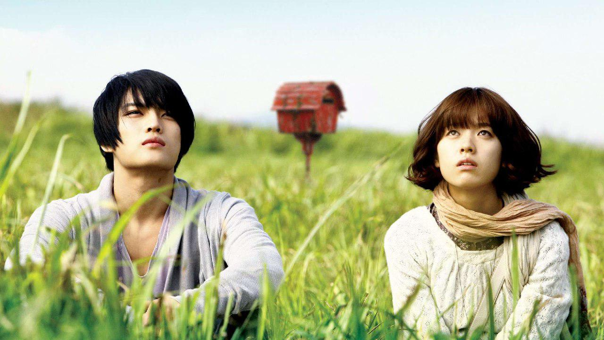 Главная героиня встречает мистического небесного почтальона, который доставляет письма людей, потерявших своих близких и родных, прямо на Небеса. Он не может вернуться на Небеса, так как у него есть незавершенные дела, и еще одна из причин этого - Ха На, которая не может примириться со смертью своего возлюбленного. 