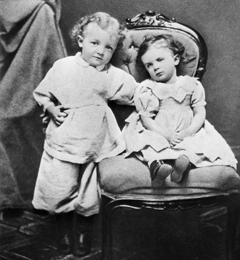 1874 год. Володя (4 годика) вместе с сестрой Олей. Ну прям ангелочек. 