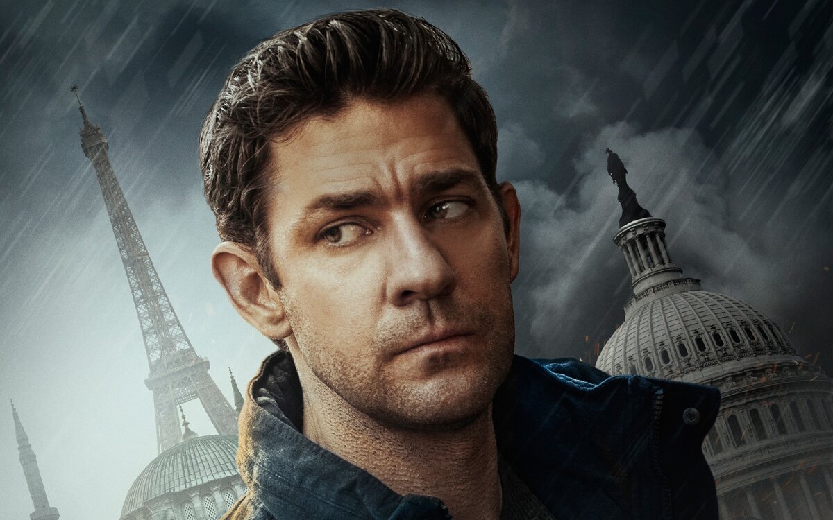 "Джек Райан" - телесериал от потокового сервиса Amazon Video, заявленный как основанный на романах Тома Клэнси, однако, фактически не выступающий экранизацией ни одного из них. От творчества Клэнси сериалу достался лишь главный герой - Джек Райан, биография которого претерпела многочисленные изменения, а события, связанные с его расследованиями, перешли из 1980-2000-х годов в наши дни. Источник фото: goodfon.ru.