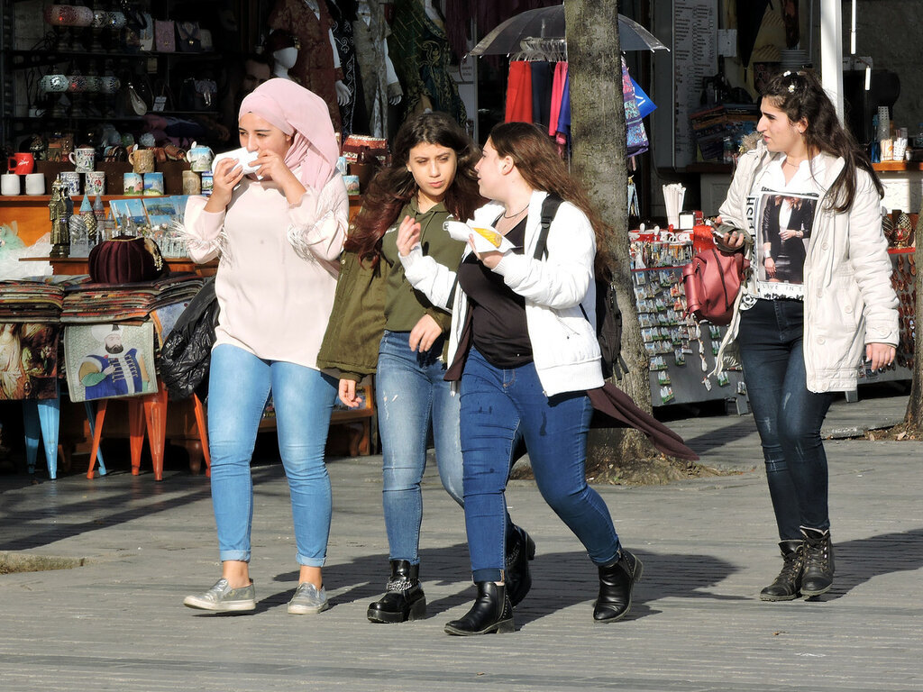 В чем ходить в стамбуле. Стамбул люди на улице. Турецкие женщины на улице. Турчанки на улицах Стамбула. Турецкие девушки на улице.