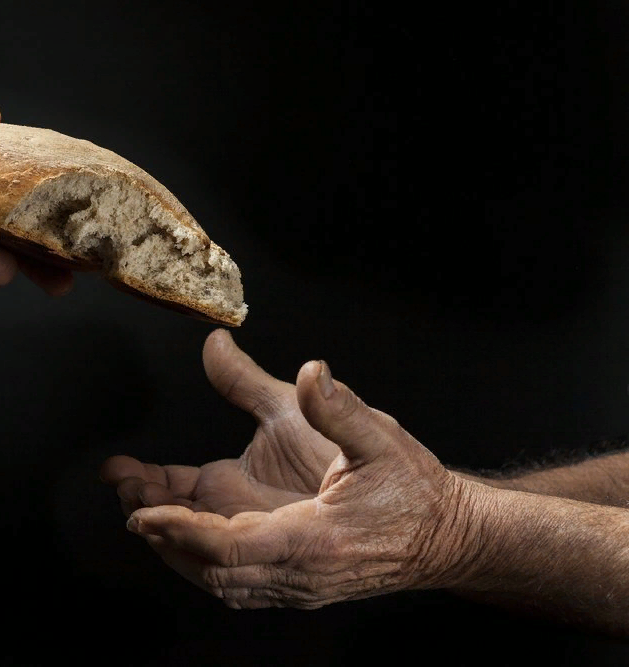 Голод 2025. Хлеб в руках. Бедность хлеб. Делиться хлебом. Нищий хлеб.
