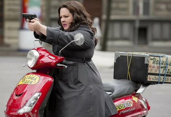 Комический эффект корпулентной домохозяйки в образе Джеймса Бонда