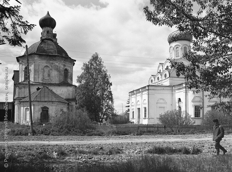 Богоявленский (слева) и Покровский (справа) храмы в селе Дор Буйского района Костромской области. 1979 год. Автор фото Рудченко Виталий Михайлович.
