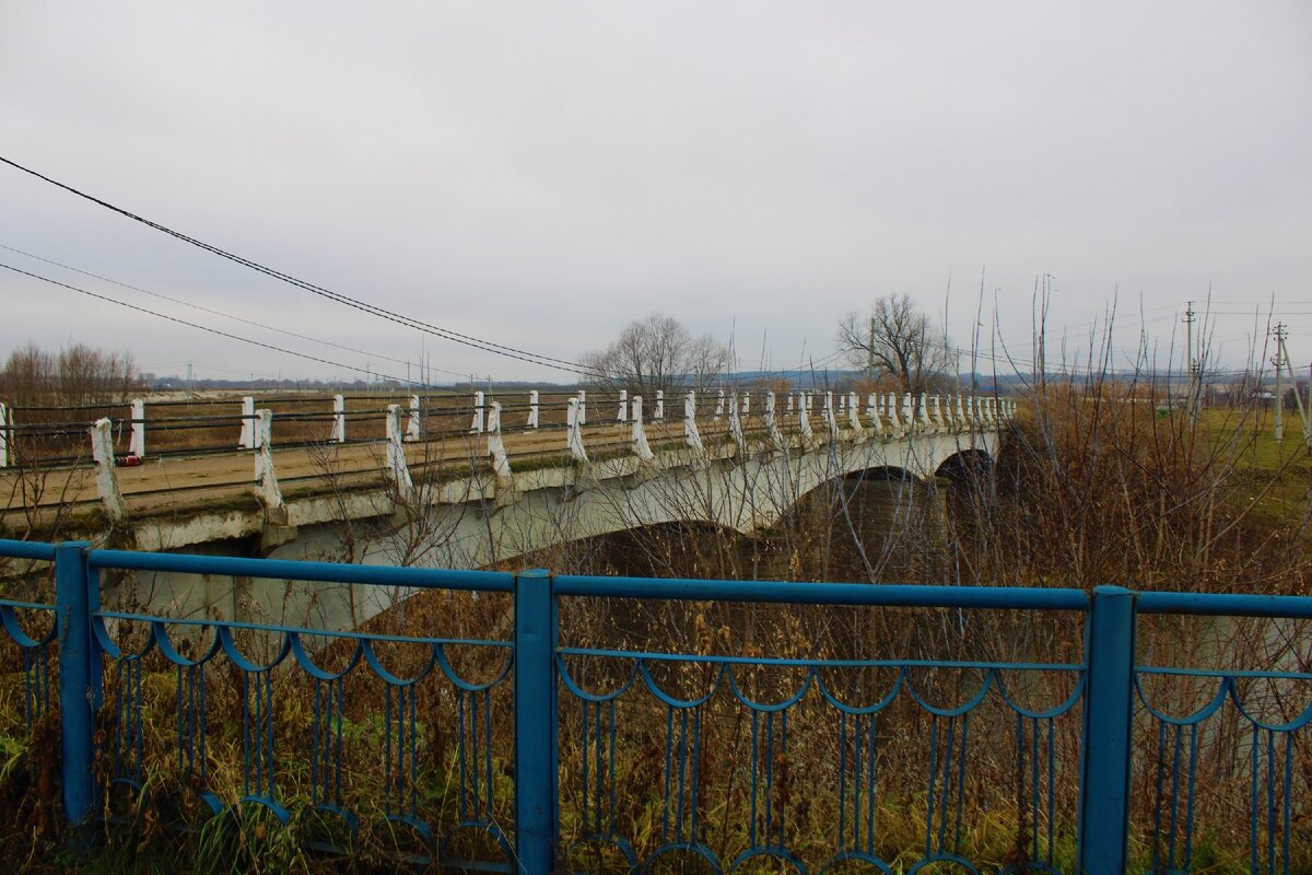 Увидели старый и заброшенный монолитный мост в Российской провинции отстроенный немцами, который находится рядом с…