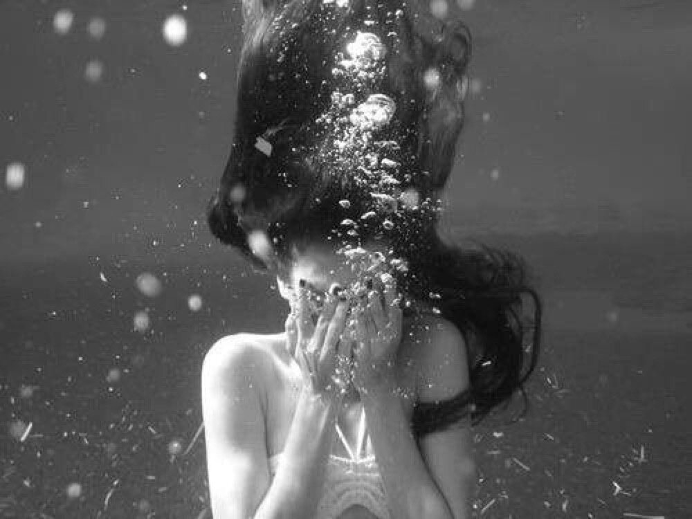 девушка тонет в воде. аватарки со смыслом. человек в пыли. девушка под водой. девушка тонет.