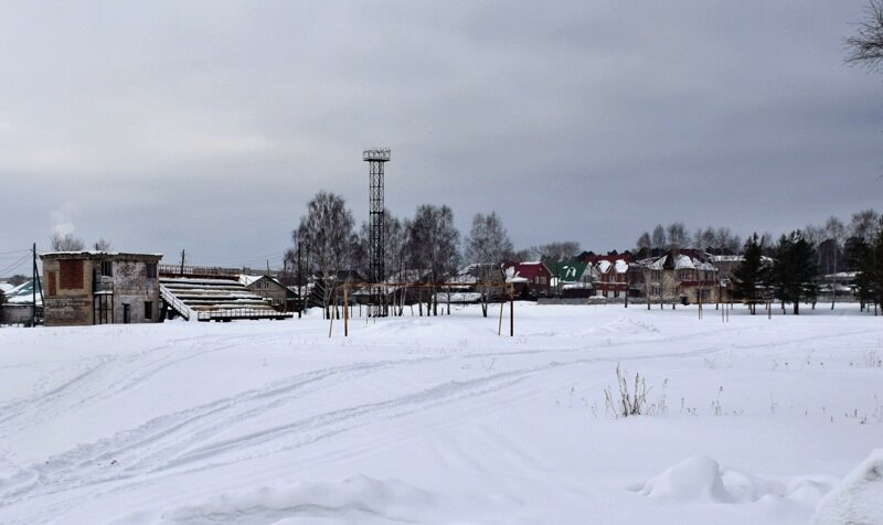 Стадион на "Спартака" (Верхний Уфалей), судя по следам - кроме машин, стадионом никто не интересуется.