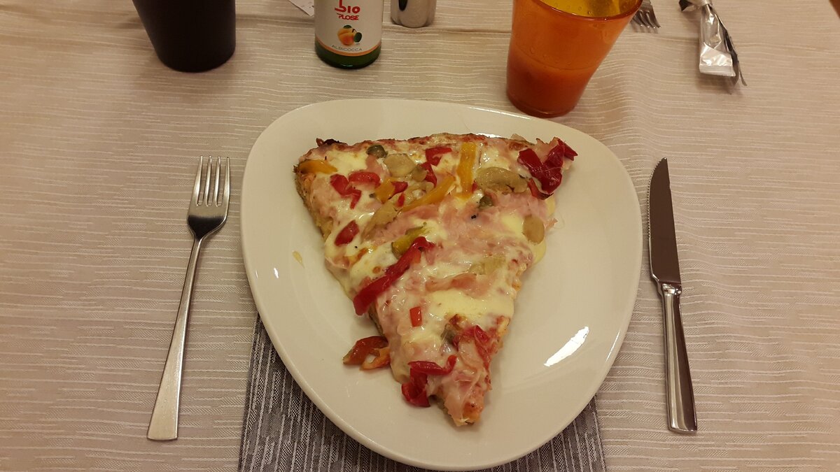 Pizza alta - высокая, "бабушкина" пицца в области Ломбардия