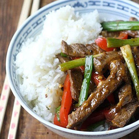 ✏Ингредиенты ✔Говядина (вырезка или стейки) - 300 г ✔апельсин (сок и цедра) - 1 шт
✔сладкий перец - 1 шт
✔зеленый лук - 6-7 перьев
✔кунжутное масло - 2 ст.л. ✔рисовое вино или херес - 2 ст.л. ✔чесночная паста - 1 ст.л. ✔мед - 1 ст.л. ✔соевый соус - 4 ст.л. ✔имбирь свежий или резаный соломкой - 1 ст.л. ✔сычуаньский перец - 3 ст.л.
✔кукурузный крахмал - 1 ст.л. 🔵1 Приготовьте маринад, смешав соевый соус, кунжутное масло, имбирь, чесночную пасту, вино, мед, цедру и сок апельсина. Можно сразу добавить кукурузный крахмал, чтобы улучшить сцепляемость маринада с мясом. 🔵2 Нарежьте говядину тонкими полосками и поместите в маринаде в холодильник минимум на 10 минут. 🔵3 Нарежьте перец соломкой, лук - кусочками по диагонали. 🔵4 Нагрейте вок. Добавьте масло для жарки. Когда масло нагреется, поместите в вок сычуанский перец и обжаривайте 1 минуту. 🔵5 Добавьте мясо, стряхнув с него излишки маринада. 🔵6 Обжаривайте мясо в воке на сильном огне, постоянно помешивая, в течение 3-4 минут. 🔵7 Добавьте сладкий перец. Жарьте еще 1 минуту. 🔵8 Добавьте остатки маринада и зеленый лук. 🔵9 Обжаривайте до загущения маринада. Выключите огонь и добавье 1-2 ч.л. кунжутного масла.