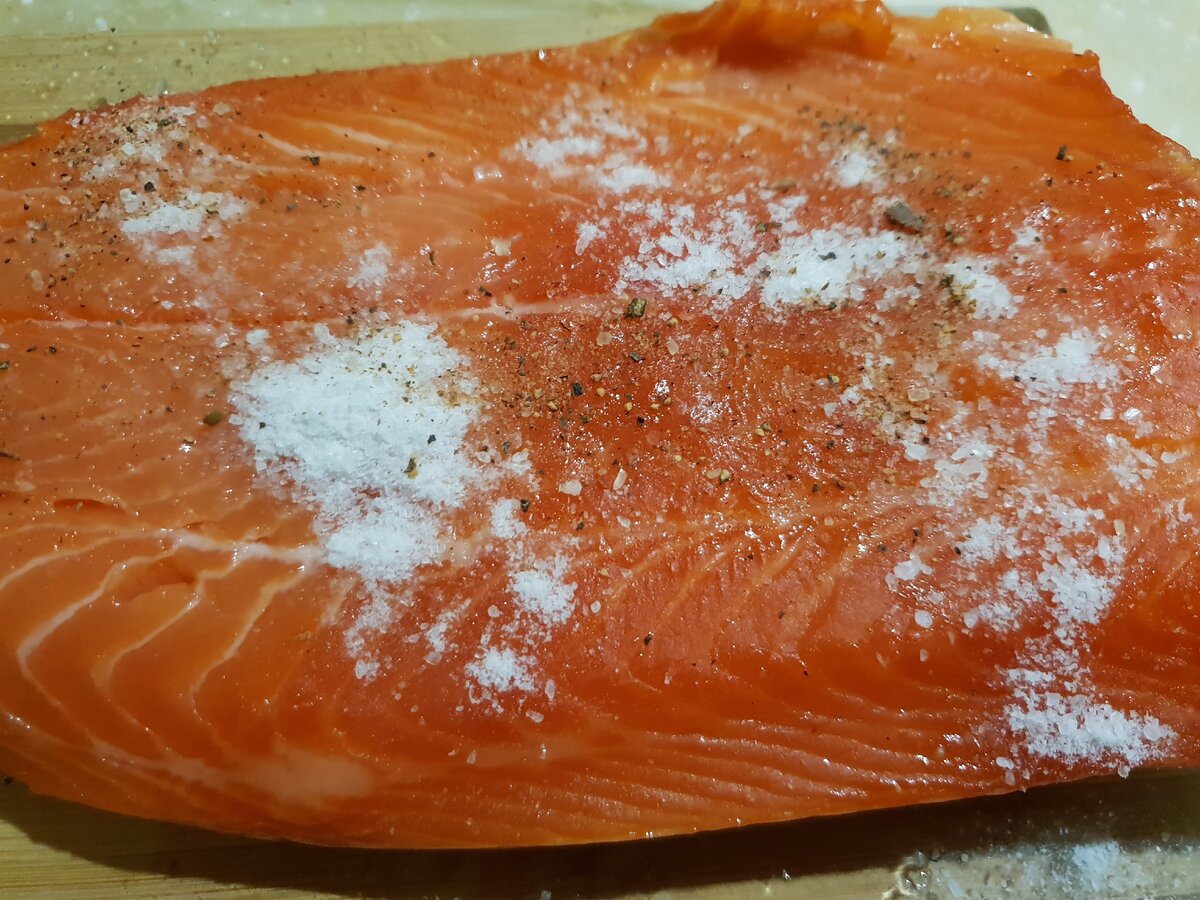 Солим и перчим рыбу по вкусу.