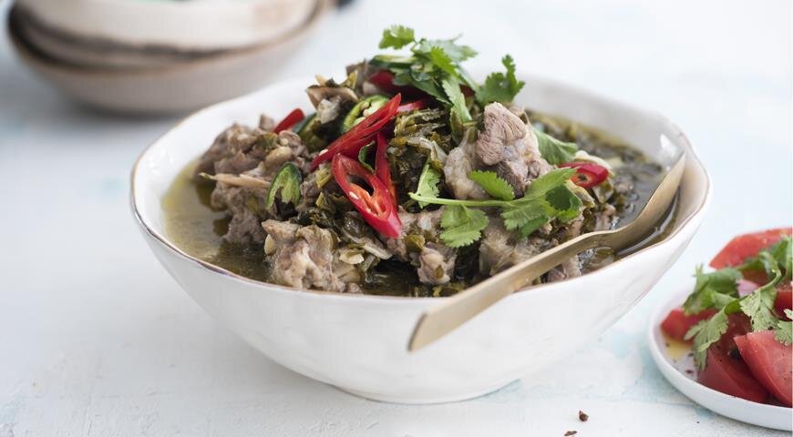 ИНГРЕДИЕНТЫ 1 кг телятины на косточке
150 г зеленого лука
пучок тархуна (примерно 60 г)
пучок кинзы (примерно 60 г)
пучок петрушки (примерно 60 г)
150 мл сухого белого вина
100 г плодов зеленой ткемали (можно заменить соусом ткемали)
1–2 ст. л. зеленой аджики
4–5 зубчиков молодого чеснока
1 стручок острого перца
соль, перец
ПОШАГОВЫЙ РЕЦЕПТ ПРИГОТОВЛЕНИЯ
Шаг 1
Мясо хорошо промойте и порубите небольшими кусочками, размером со спичечный коробок.
Шаг 2
Зелень тархуна, кинзы и петрушки крупно порубите. Так же порубите зеленый лук. Острый перец разрежьте пополам, выньте семена, стручок измельчите. Чеснок мелко нарежьте. Если используете плоды ткемали, удалите из них косточки.
Шаг 3
Уложите мясо на дно толстостенной кастрюли одним слоем, посолите, затем – слой зелени с измельченным острым перцем, поверх выложите плоды ткемали (или немного соуса ткемали). Таким образом продолжайте выкладывать ингредиенты, чередуя слои, пока кастрюля не заполнится.
Шаг 4
Залейте все вином, добавьте аджику и долейте воды так, чтобы мясо полностью было покрыто жидкостью. Посолите, поперчите.
Шаг 5
Тушите на медленном огне 1,5–2 ч, пока мясо не станет мягким и не будет буквально сваливаться с костей.