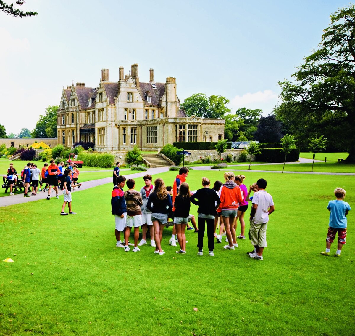 De uk. Bedales School Англия. Спорт в частных школах Англии. Как выглядят школы в Англии. Каникулярные Академии в Германии