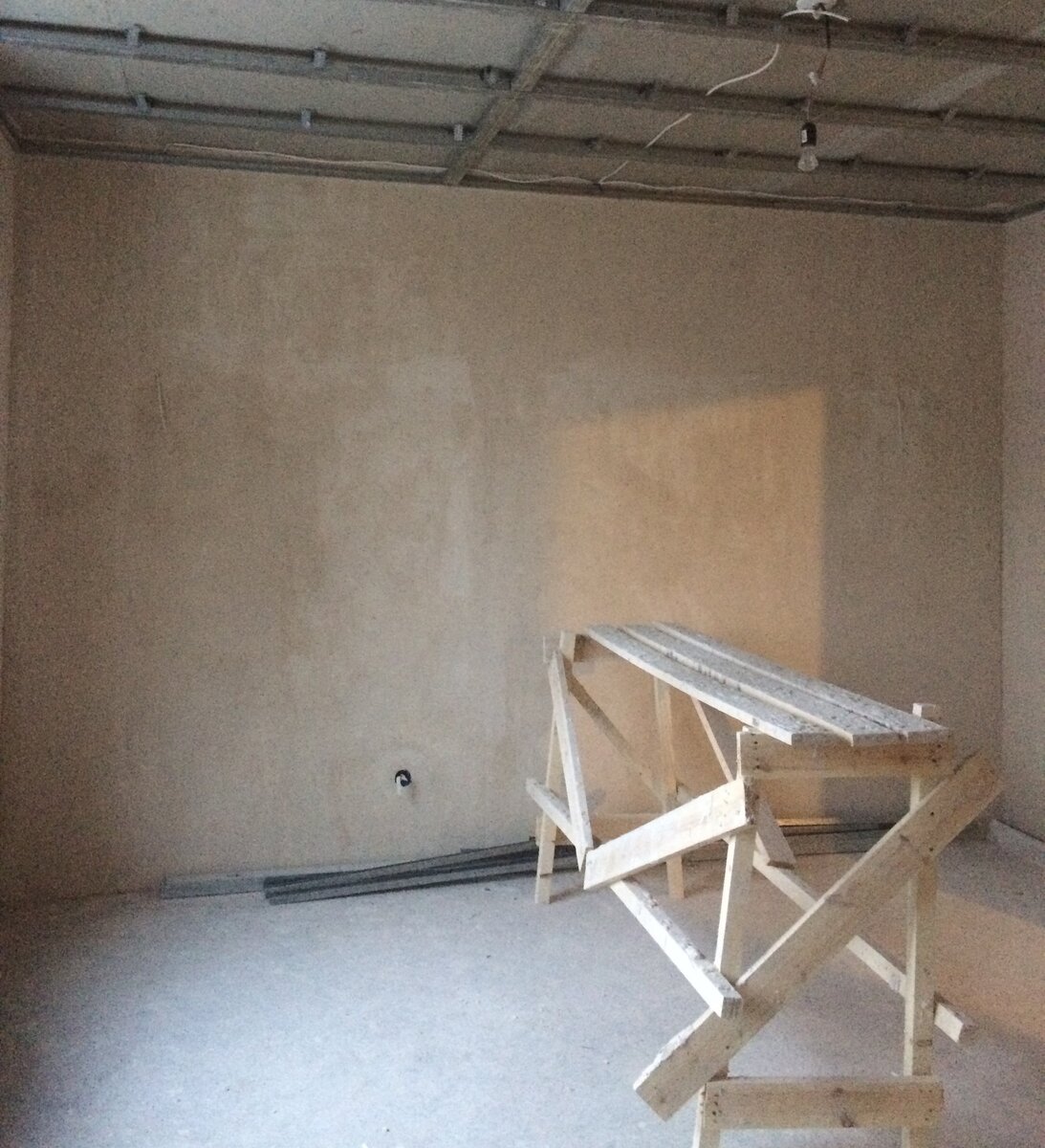 Грустные строительные козлы. Рабочие к ним не идут =/