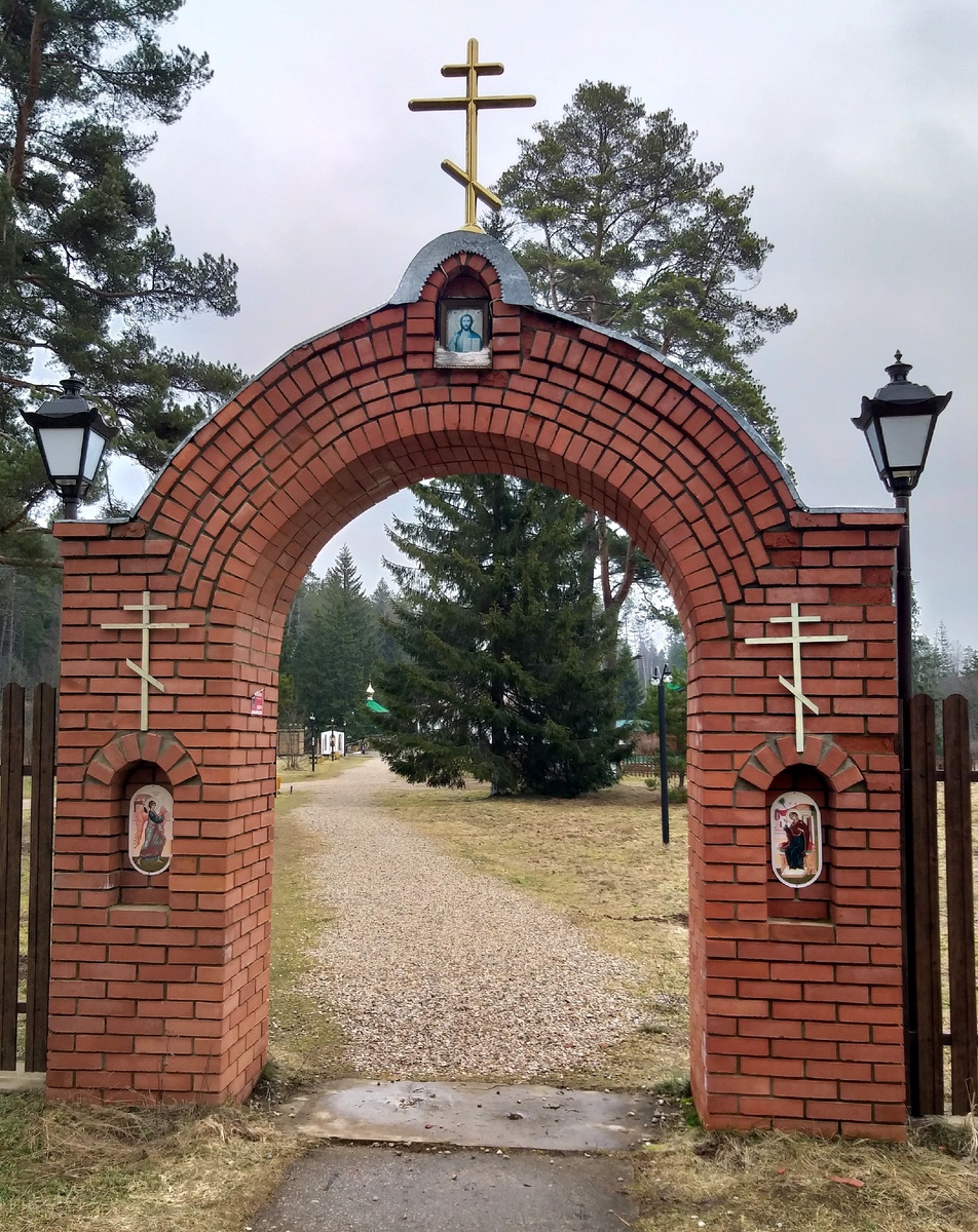 Центральный вход в Оковецкий скит