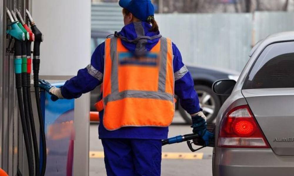 Заправщик азс газпромнефть. Заправщик. Оператор автозаправочной станции. Оператор заправочных станций. Оператор заправочных станций.