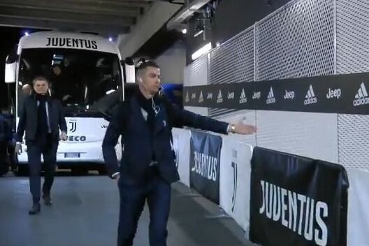 Роналду "дает пять" пустому стадиону... 