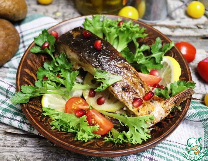 Совсем несложный рецепт запеченного карпа. Я хочу сказать, что не обязательно обмазывать карпа множеством приправ и фаршировать его крупами или овощами - этим мы забиваем вкус самой рыбы. Гарнир и соус можно приготовить отдельно и подать к рыбе для желающих.