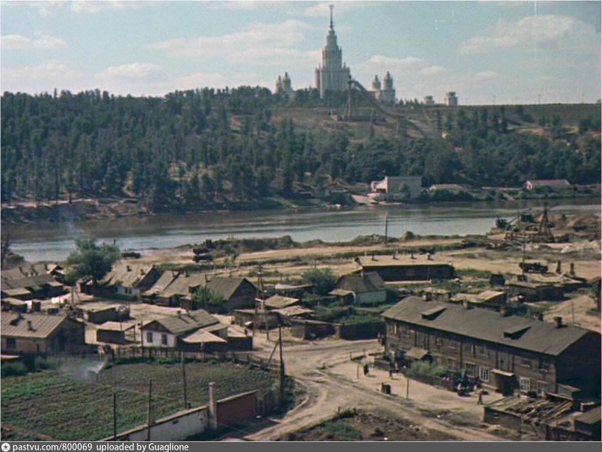 Так выглядела местность в первой половине 1950-х, до появления "Лужников". Обратите внимание, насколько высокий противоположный берег.