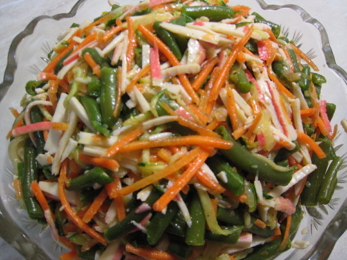 салат из спаржевой фасоли. фасоль стручковая с кунжутом. салат из зелёной фасоли стручковой. салат из стручковой фасоли. вкусный салат из спаржевой фасоли.