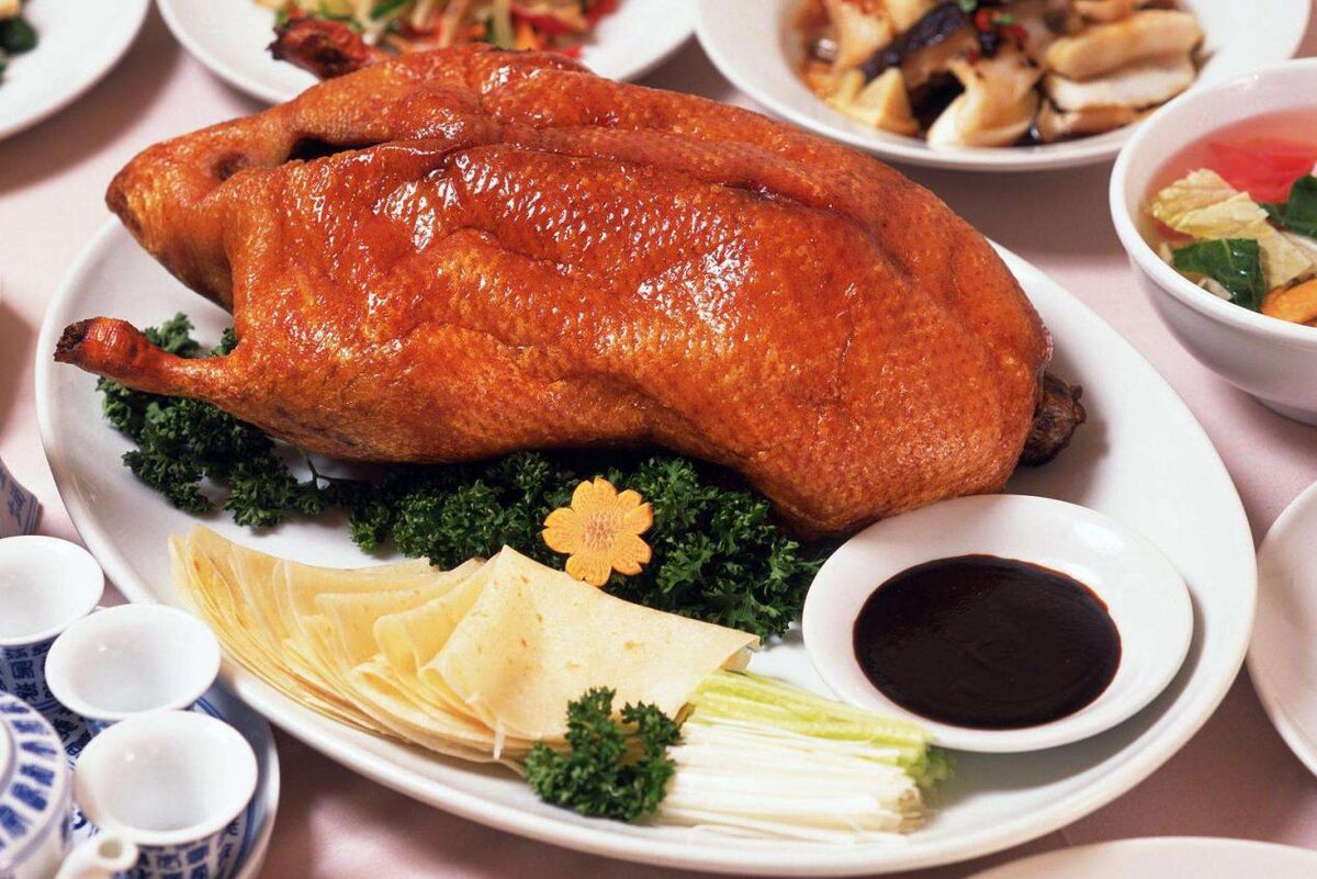 Утка деликатес. Peking Duck – «утка по-пекински». Жареная утка по пекински. Пекинская жареная утка. Утка по пекински Красноярск ресторан.